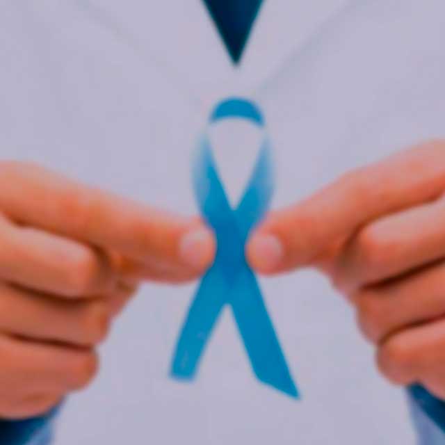 Médico Segurando Laço do Novembro Azul